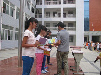 毛天福校長為獲獎學生頒獎