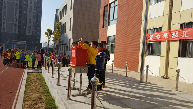 捐款學(xué)生隊(duì)伍排成一條長龍 捐款學(xué)生隊(duì)伍排成一條長龍