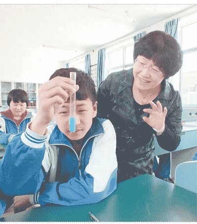 北京市密云區(qū)大城子中學，一位教師在指導學生做實驗