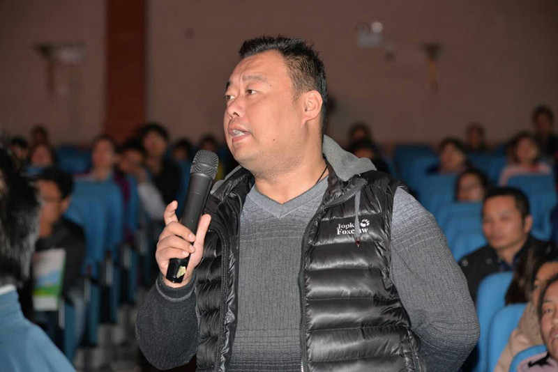 講座結(jié)束家長(zhǎng)朋友踴躍提問(wèn)，請(qǐng)專(zhuān)家答疑解惑