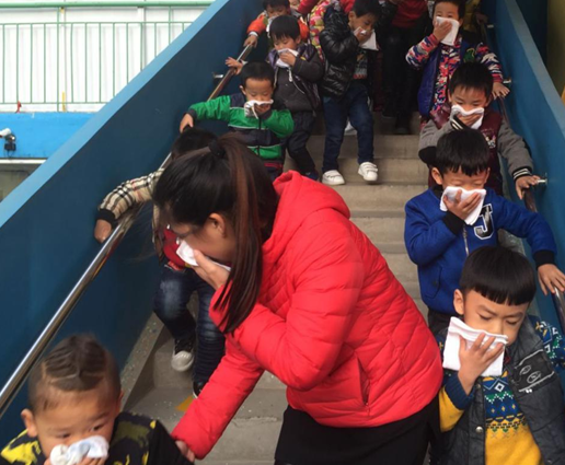 孩子們在老師的指導下迅速離開危險區(qū)