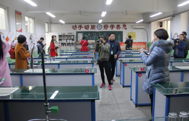 洛陽市澗西區(qū)英語學(xué)校實(shí)驗(yàn)室