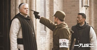 梅甘（左）、安西滿（右）與日本兵對峙的一幕。