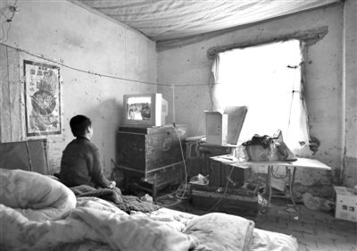 11月21日，武文英小兒子中午放學(xué)回家坐在床上看電視，母親進(jìn)看守所之后，小兒子變得沉默寡言。