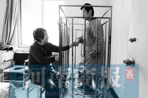 一天24小時，彭偉慶都只在鐵籠里活動 張郁/攝