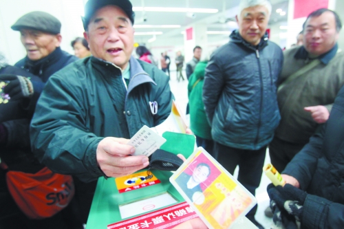 老人帶著多種證件想免費乘車，工作人員稱沒接到通知拒絕。