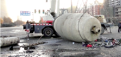 　　水泥罐車被撞得車、罐分離