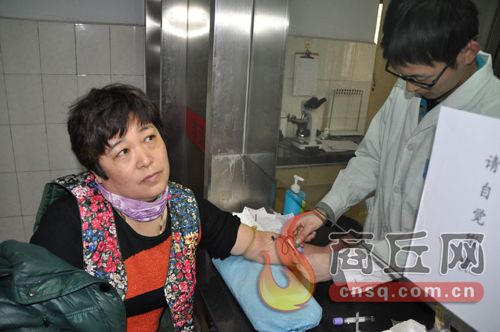 劉艷平的血樣和浙江省一位患者成功配型，1月15日下午3點(diǎn)，醫(yī)護(hù)人員正在為劉艷平再次抽取血樣