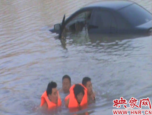 韓明、賈建峰，馮先忠三位市民奮力營救落水者