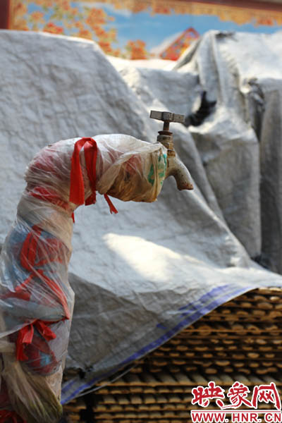 一名居民對記者說，“你擰擰水管看，俺不騙你，沒水吧？”