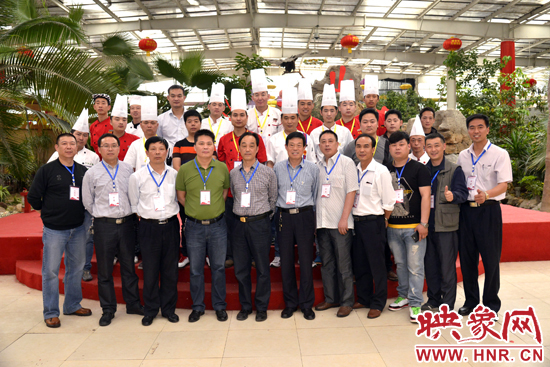 選手、工作人員和評委親密合影