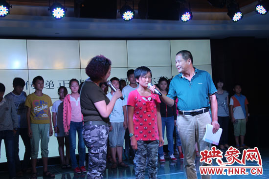 為26位貧困兒童募集94685.99元和價值近五萬元的書籍、衣物等物資