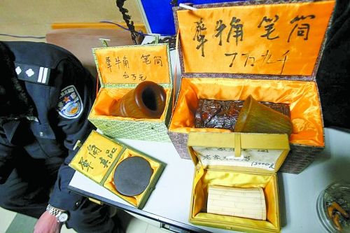 這些商品被暫扣，并根據(jù)鑒定情況對(duì)販賣(mài)者依法處罰。 記者 閆化莊 攝