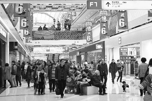  近年來，在商場“過年”成了很多市民的選擇。