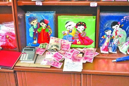 2012年6月21日，在朝鮮羅先特別市的一家商店里，柜臺上散落著一些人民幣。在朝鮮，人民幣比本國的貨幣更受歡迎。 CFP供圖