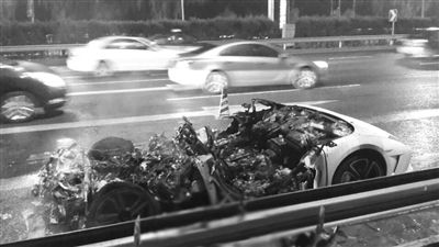 蘭博基尼自燃后報廢?！∥⒉┚W(wǎng)友 SCC寬寬 攝