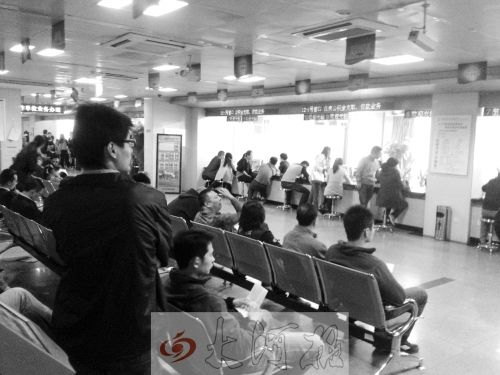 鄭州住房公積金管理中心辦事大廳，坐滿辦理業(yè)務(wù)的市民。