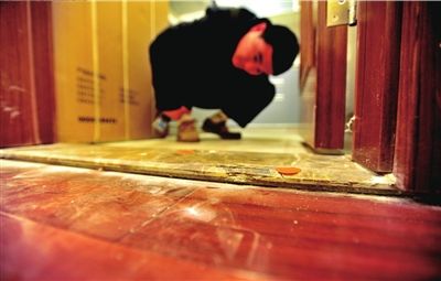 新房地板瓷磚有裂痕。 本報記者 陶冉 攝