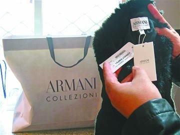 紀(jì)萬昌展示其中一件阿瑪尼女皮衣。