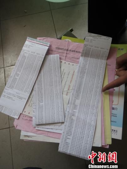 圖為王澤母睿收集的話費詳單等證據(jù)。 白琥 攝