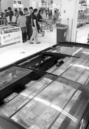 新街口某超市羊肉卷柜臺無人問津。