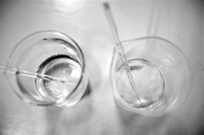 溶解檢測(cè)法中，左邊溶入真蠶絲的液體變得渾濁，完全溶解。