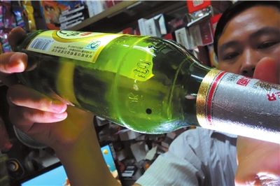 這瓶未開封的燕京啤酒內(nèi)有一顆黑色懸浮物。京華時報記者 徐曉帆 攝 這瓶未開封的燕京啤酒內(nèi)有一顆黑色懸浮物。京華時報記者 徐曉帆 攝