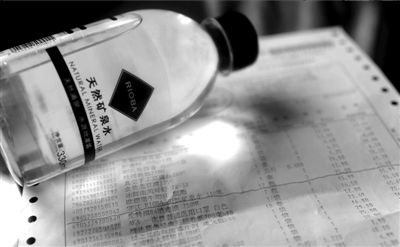 長綠苔的礦泉水和超市購物清單。 京華時報記者 王苡萱 攝