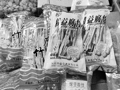 內(nèi)黃腐竹含吊白塊被曝光后，市場(chǎng)上內(nèi)黃產(chǎn)腐竹難覓蹤跡。攤主所售產(chǎn)品大多出自河南許昌和河北保定