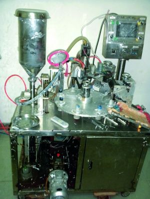 行動(dòng)中查獲的假冒“高露潔”牙膏和制假機(jī)械。信息時(shí)報(bào)記者鄭啟文 攝