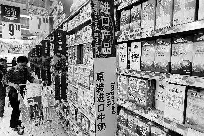 在通州某超市，進(jìn)口奶粉、純牛奶打出“原裝進(jìn)口”的招牌吸引消費(fèi)者購(gòu)買 攝/法制晚報(bào)記者 黑克