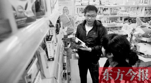 大學(xué)生創(chuàng)業(yè)孵化園內(nèi)，大學(xué)生S團(tuán)實(shí)體店的工作人員在向兩個(gè)同學(xué)推介商品