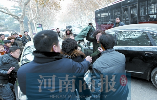 兩名女子廝打在一起，民警上前勸架