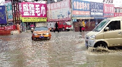 這里積水一個月不退，商戶傷透腦筋。