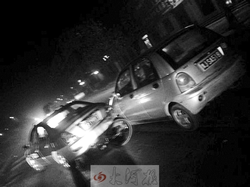 撞上出租車QQ才停下，兩車間還夾著一輛自行車。