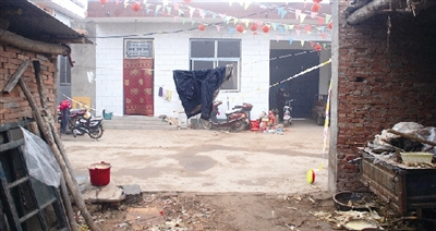 辦喜事扯的彩條還沒有褪色，這個(gè)農(nóng)家小院就發(fā)生了慘案。