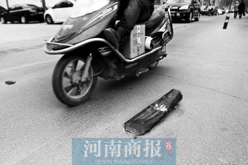 金水路上，一根路樁被撞倒