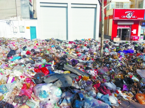 人行道上，垃圾“綿延”30來(lái)米。