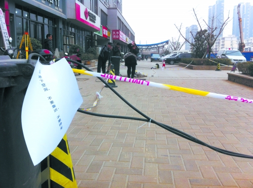 這處危險路段，從表面看沒有一點異常。但是在地面下，坍塌的大坑可裝下中巴車。