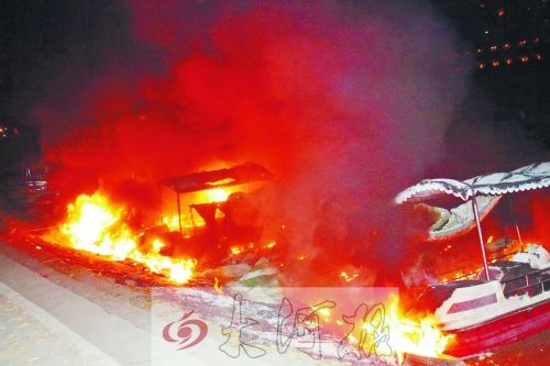 觀光船著火，火光沖天。