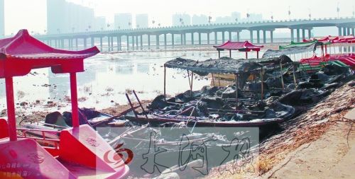 被燒毀的觀光船，殘破不堪。