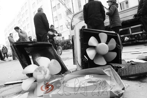 7樓一住戶家中天然氣爆炸，廚房里的排氣扇被炸得掉落地上。