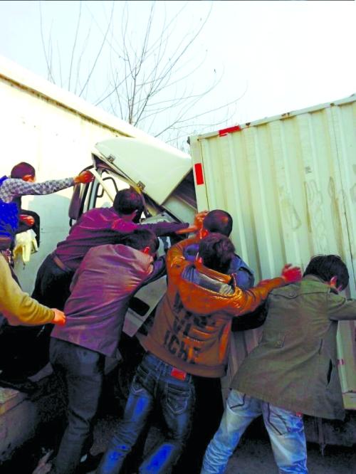 眾人把車往后推，從駕駛室救人
