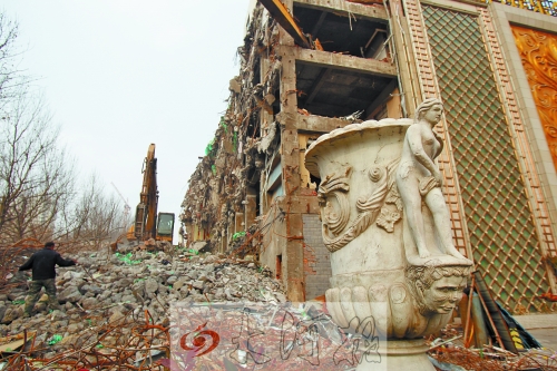 城東路下穿隧道動工，建筑垃圾占據(jù)了人行道。