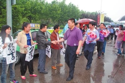 專(zhuān)案組押解嫌疑人回洛，的哥的姐自發(fā)前來(lái)迎接。