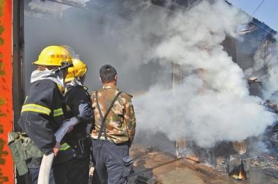 火勢兇猛，濃煙滾滾，消防官兵正在奮力救火。