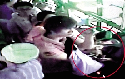 一名小偷拉開了乘客李女士的包，并在包里摸了足足3分多鐘。最終，李女士被偷了2.4萬多元錢?！?翻拍視