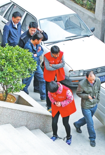 制造胡噴鬧劇的始作俑者——一家裝飾公司的4名負(fù)責(zé)人與其雇用的兩名“胡噴”被刑拘。