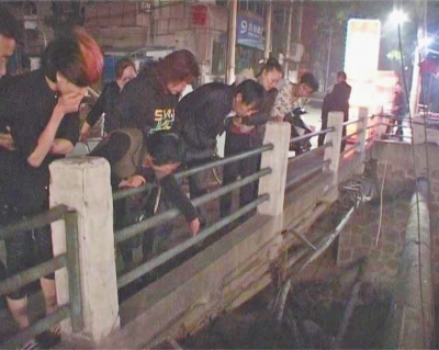 圍觀群眾感嘆橋那么高，被扔下橋的劉先生真是“萬(wàn)幸”。