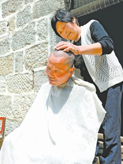 為了照顧兩個(gè)小叔，馬英專門學(xué)會(huì)了理發(fā)。